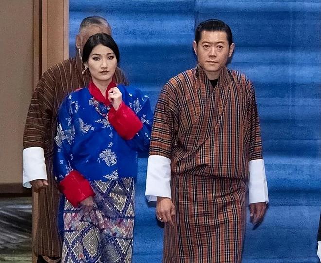 国王一家5口幸福美满王后美如冰山雪莲龙八国际娱乐网站不丹：亚洲最穷的国家(图13)